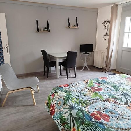 Hotel Le cheval blanc à Carrouges Extérieur photo