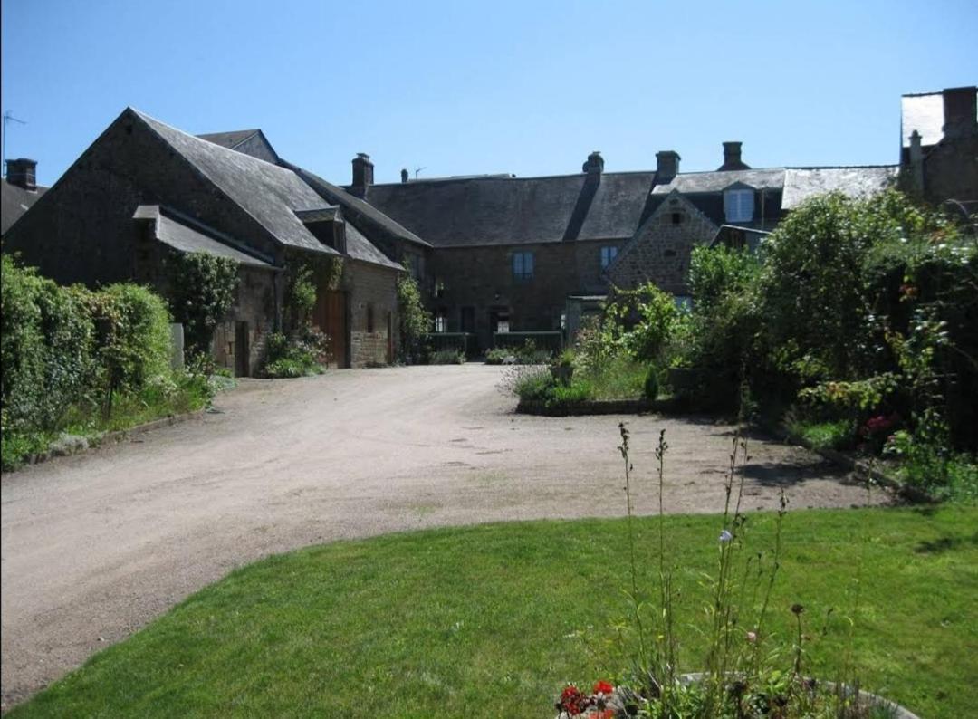 Hotel Le cheval blanc à Carrouges Extérieur photo