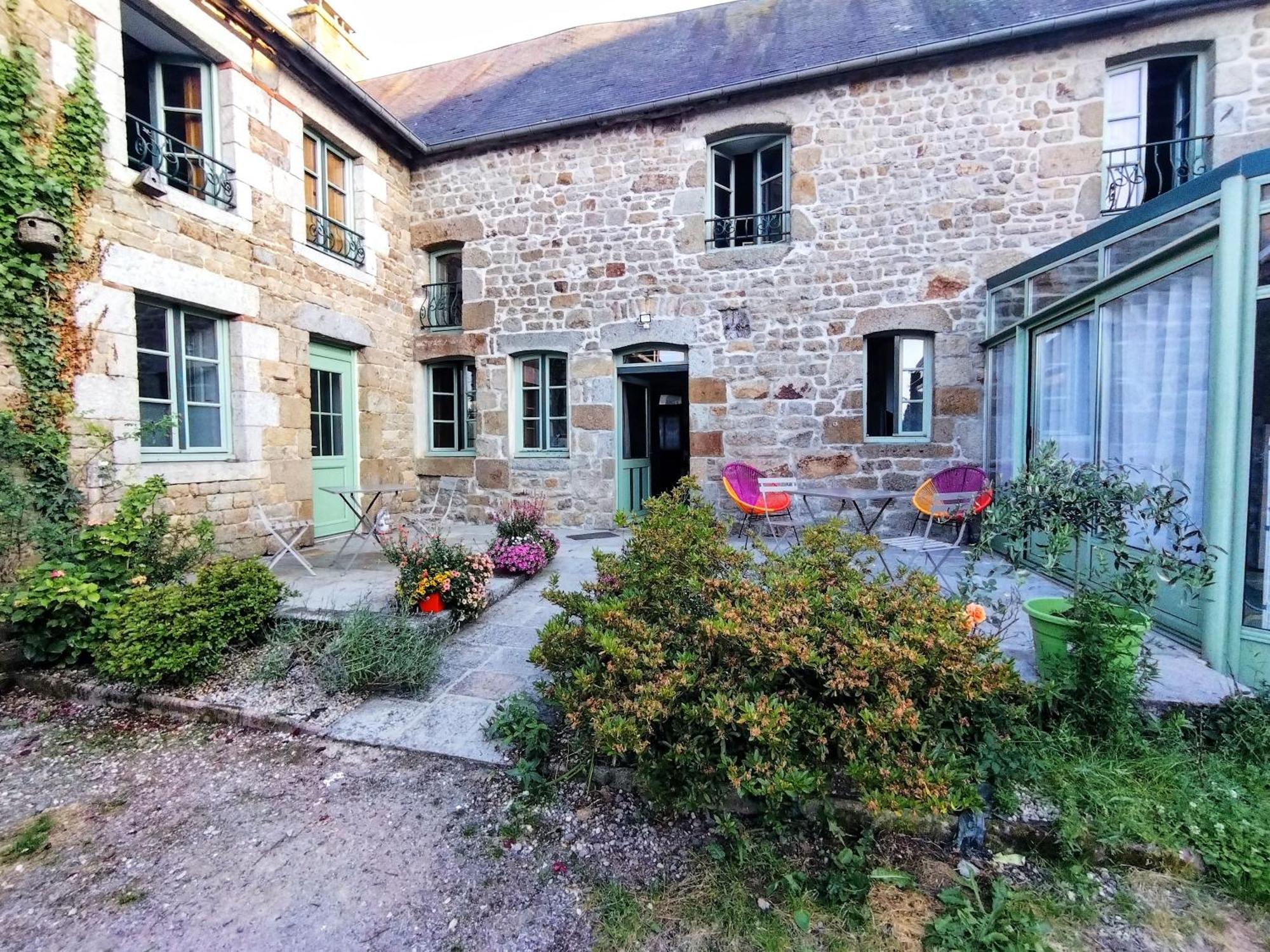 Hotel Le cheval blanc à Carrouges Extérieur photo