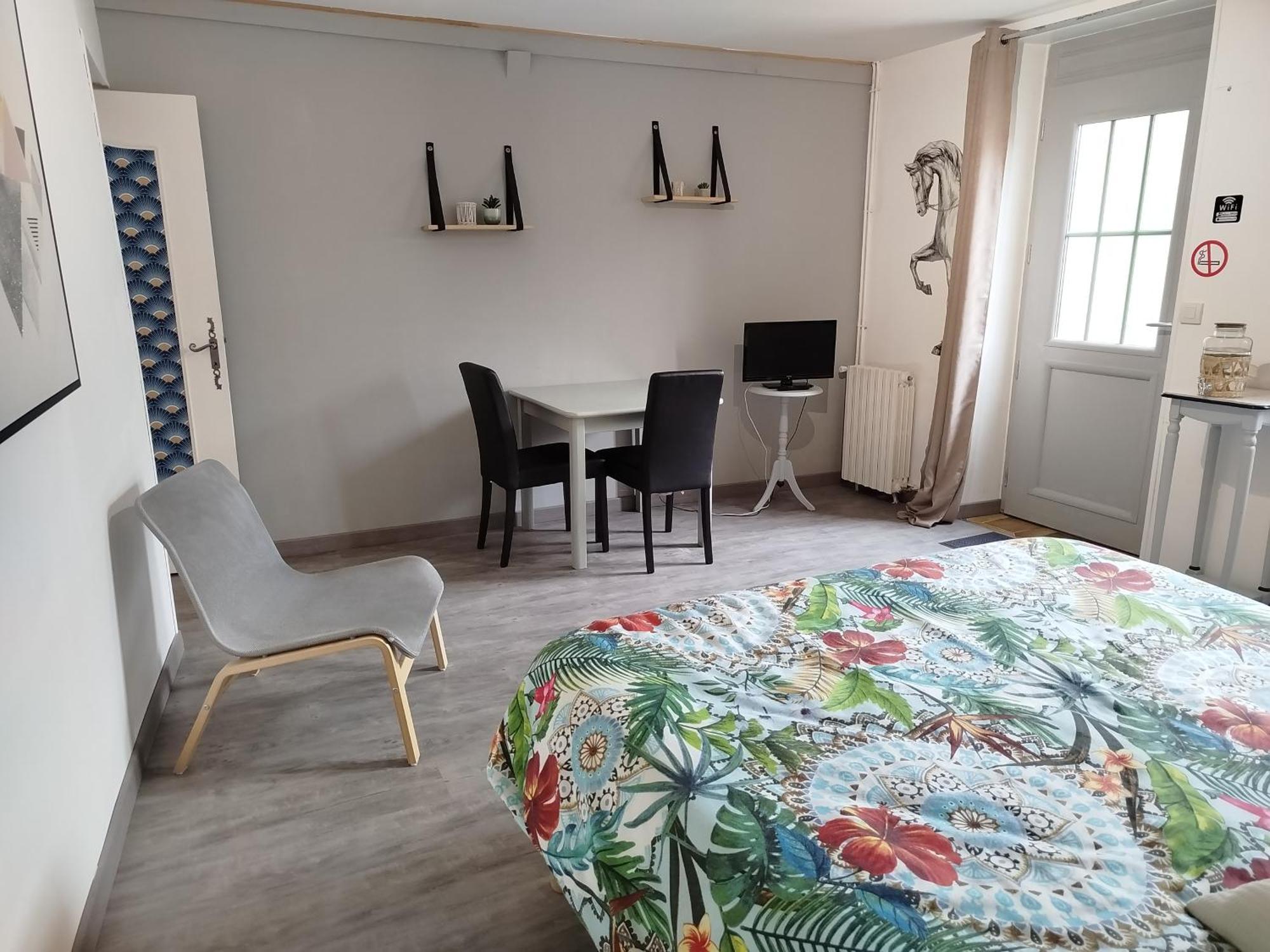 Hotel Le cheval blanc à Carrouges Extérieur photo
